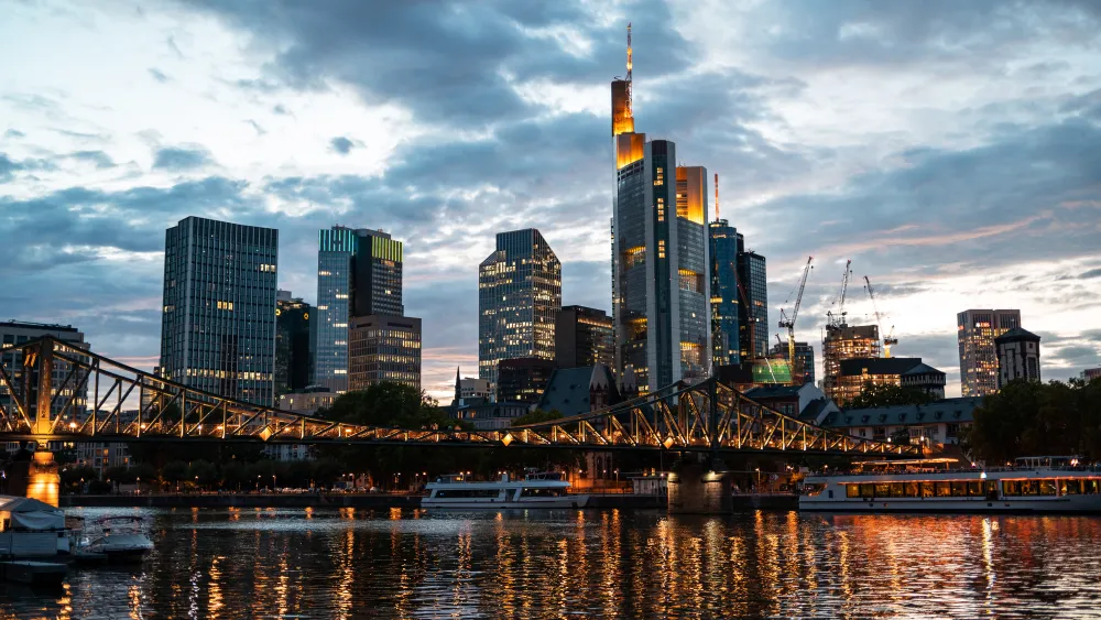 Skyline von Frankfurt am Main am Abend mit Eisernem Steg