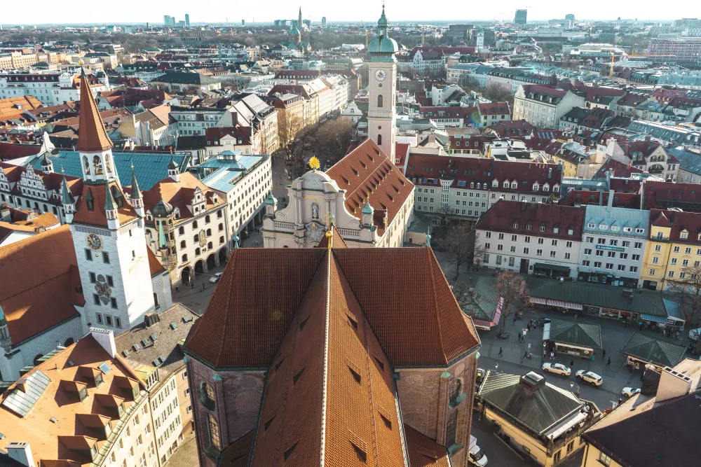 Blick über die Münchner Innenstadt mit Frauenkirche